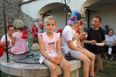Grad Prem oživel v duhu srednjega veka otroci na štirni